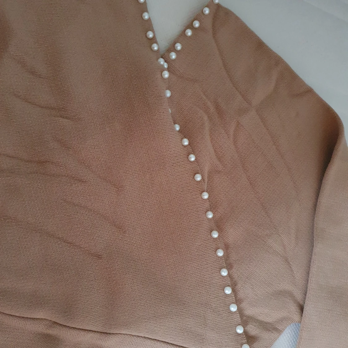 Beige klänning med pärldetaljer - 91