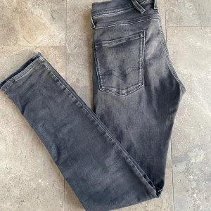 Replay Anbass Jeans  - Säljer dessa snygga Replay Anbass i nyskick💯😻Nypris ligger runt 1800kr men jag säljer endast för 599kr🤝Storlek 29/32. Hör av er vid frågor eller funderingar🫡💯🤝