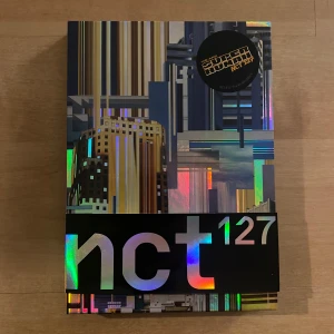 NCT 127 Superhuman Album, Johnny Circle card - Säljer ett NCT 127  'Superhuman' album. Omslaget har holografiska detaljer. Inuti finns en CD med matchande design och en fotobok med bilder av gruppen. Ett Johnny Circle card ingår också. Vid intresse av bara Circle card skriv till mig! 🎶 