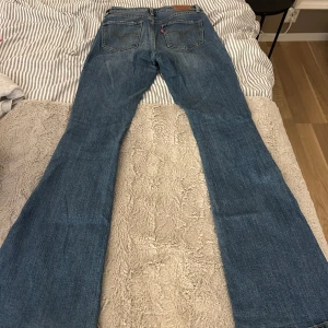 Levi’s bootcut jeans - Levi’s bootcut jeans, midwast🤍jättebra skick! Passar dig som är runt 1,70. För små på mig därav ingen bild på