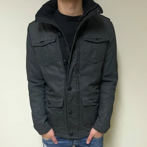 Field jacka - Hej! Säljer nu denna riktigt snygga field jackan i storlek S. Passar perfekt till hösten/vintern. Skicket är 9/10. Vid minsta lilla fundering så är det bara att höra av sig!