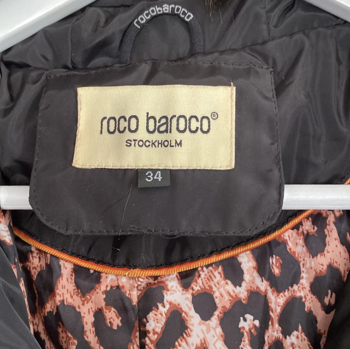 Svart dunjacka med pälsdetaljer från Roco Baroco - 91