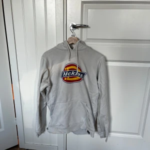 Vit hoodie från Dickies - Säljer en vit hoodie från Dickies i storlek small. Den har en klassisk logga på framsidan och en stor ficka. Perfekt för en avslappnad stil och passar bra till både höst och vår. Hoodien är i ok skick men fortfarande superbekväm att ha på sig. Trycket i fram har börjat spricka.🙃  Varan finns i Enköping och jag har möjlighet att mötas upp alternativt posta emot frakt!💞 Vid intresse kan flera detaljerade bilder skickas/ bilder med tröjan på! Tvättas innan den säljs/skickas. 