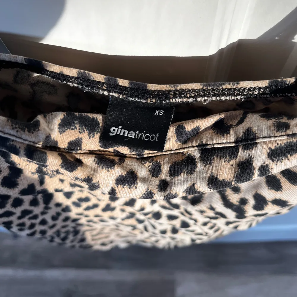 Säljer en superfin leopardmönstrad linnetopp från Gina Tricot i storlek XS. Perfekt för sommardagar eller en utekväll. Toppen har smala axelband och är i ett mjukt material som känns skönt mot huden. Ett måste för garderoben om du älskar djurmönster! 😍Tröjan kan även skickas med gratis med ett annat plagg  Varan finns i Enköping och jag har möjlighet att mötas upp alternativt posta emot frakt!💞 Vid intresse kan flera detaljerade bilder skickas/ bilder med tröjan på! Tvättas innan den säljs!. Toppar.