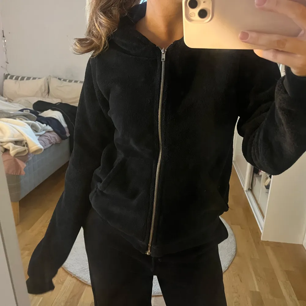 Säljer min jättemysiga fluffiga Gina Tricot zip-up hoodie i nyskick, använd fåtal gånger! Långärmad med luva, perfekt till hösten och vintern❤️Storlek S, passar även Xs och M!. Tröjor & Koftor.