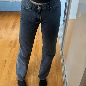 Svarta jeans Gina tricot  - Säljer ett par svarta jeans i bra skick från Gina Tricot. klassisk straight passform. 