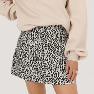Leopard kjol NA-KD - Säljer en Leopard Print Mini Skirt från NA-KD i strl XS då den inte kommer till användning🌸nypris:299kr