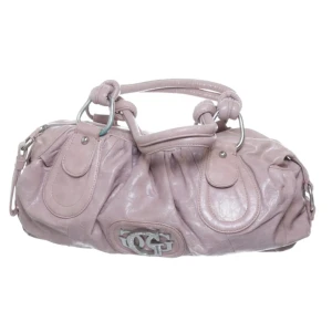 rosa GUESS handväska - Bestämt mig för att sälja en av mina favorit vintage guess väskor som inte går att hitta någonstans längre😪väldigt rymlig och praktisk väska, så inte bara snygg.