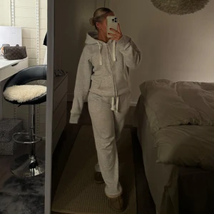 Mjukisbyxor  - Säljer dessa gråa mjukisbyxor då dem inte passar längre. Köpta i våras och användna några gånger men skicket är fortfarande väldigt bra. Osäker på om jag vill sälja hoodien men kom med ett bud. Säljer byxorna för 500