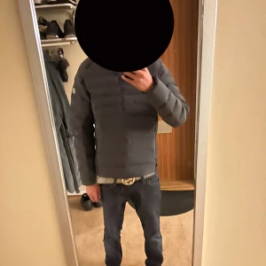 Sail racing half zip jacka - Grå svart Sail racing jacka i väldigt bra skick och använd 2-3 gånger. Storlek s, pris kan diskuteras 