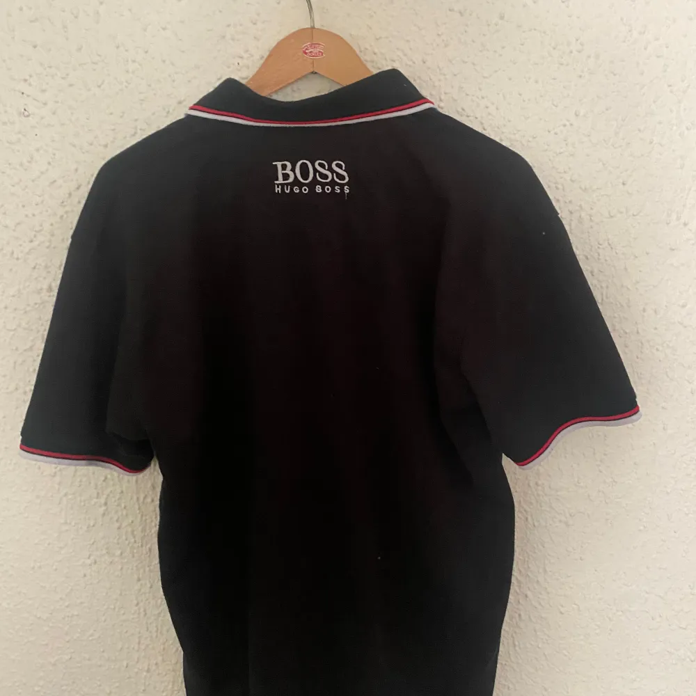 Säljer en snygg svart pikétröja från Hugo Boss i storlek XL men passar mer L/M. Har endast testats en gång men den passade inte mig.. T-shirts.