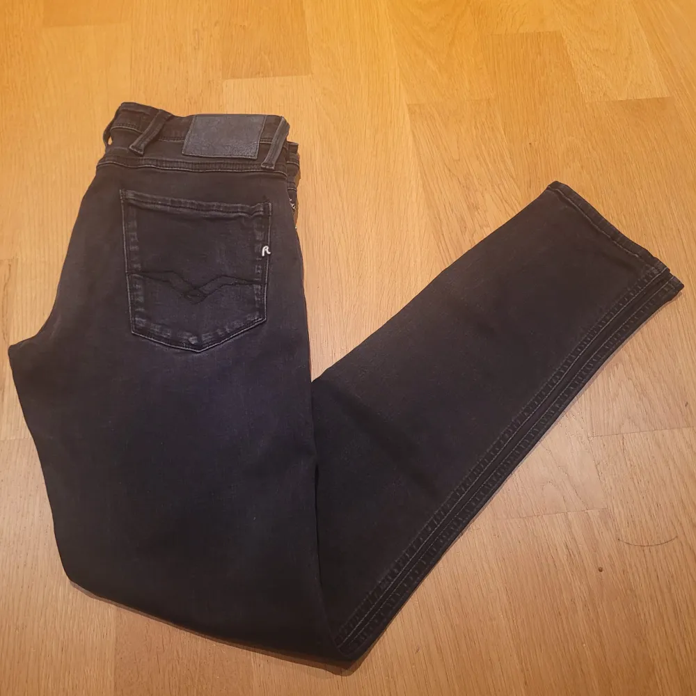 Säljer ett par Replay jeans i modellen anbass. Jeansen är i väldigt bra skick och har inga som helst tecken på användning. Det är storlek W29/L30.. Jeans & Byxor.