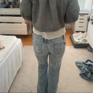 Coola jeans med slitningar  - Super coola jeans från märket ripelay i super fin färg! Knappt använda och i bra skick! Köpta dyrt så säljer bara för högt pris då jag fortfarande gillar dem men tyvärr inte används tillräckligt❣️ är 170 för referens🤗🤗 innerbenslängd: 76 midjemått rakt över: 40