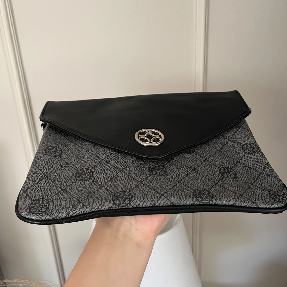 Svart och grå kuvertväska - 91