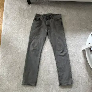 Säljer ett par sjukt snygga och trendiga gråa levis 501 jeans. Helt sprillans nya med tags kvar. Nypris ca 1300kr. Först till kvarn! Gratis frakt!