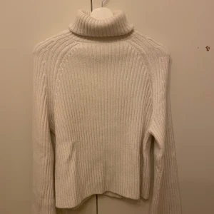 Vit ribbad polotröja - Säljer en supermysig vit ribbad polotröja. Säljer pga använder inte längre🥰
