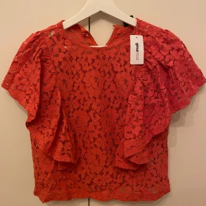 Röd spetsblus från Gina Tricot - Säljer en superfin röd spetsblus från Gina Tricot. Aldrig använd! Prislappen sitter kvar🙃