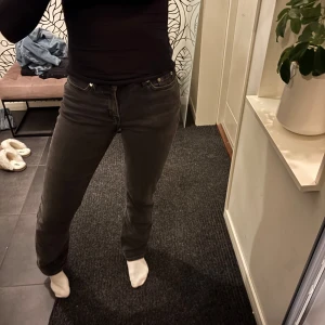 Svarta jeans i bra skick - Säljer ett par svarta jeans i bra skick. De är i straight modell och mid waist. Fint skick köpta för 600.