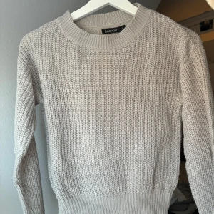 Grå stickad tröja - Mjuk och skön stickad tröja, ljusgrå