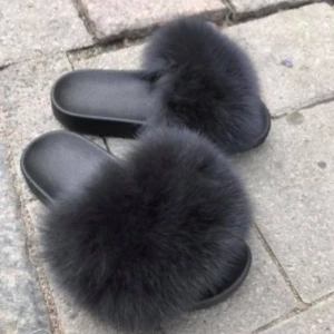 Päls tofflor - Jättefina tofflor som är tyvärr för små för mig. 💋