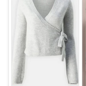 Grå omlottkofta - säljer min helt nya gråa omlott kofta från ginatricot. ❤️använd bara en gång då jag tyckte den satt liiite skumt på mig. inga defekter och inte noppror. i och med efterfrågad så är priset som det är. Går inte ner i pris mer än 50 kr, men kan alternativt diskutera vid specifika tillfällen 