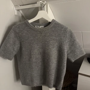 Grå tröja från Zara - Mysig grå tröja från Zara i storlek M men passar mer Xs/S. Den är kortärmad och i fint skick. 