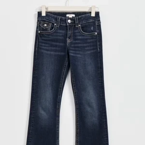 Mörkblå bootcut jeans - Säljer dessa super snygga och trendiga bootcut jeans från Gina tricot då de tyvärr inte kommer till användning längre. Jeansen är endast använda ett par få gånger och är därav väldigt bra skick. Jeansen är i storlek 164. Pris kan diskuteras 