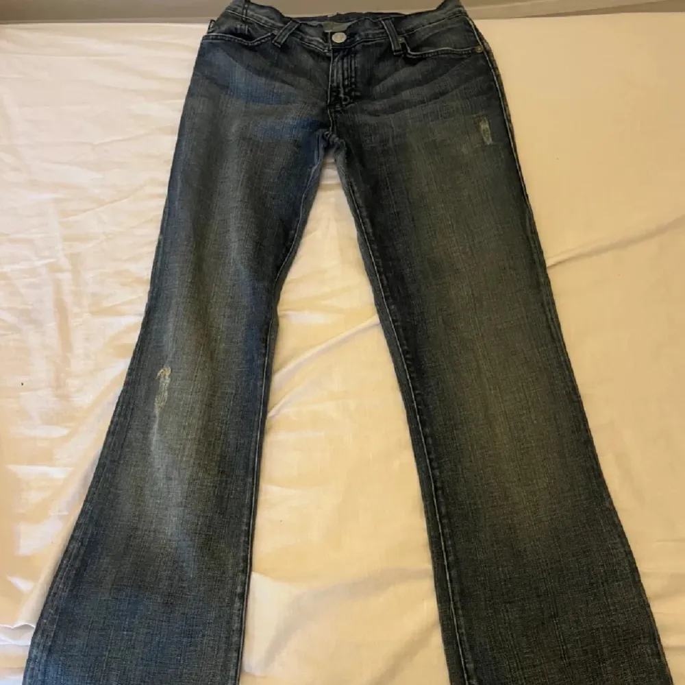 Funderar på att kanske sälja mina jätte fina Victoria❤️ Beckham jeans eftersom de tyvärr är lite fel storlek. De är low waist och bootcut❤️. Jeans & Byxor.