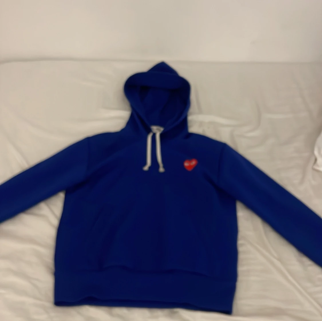 Blå hoodie från Comme des Garçons