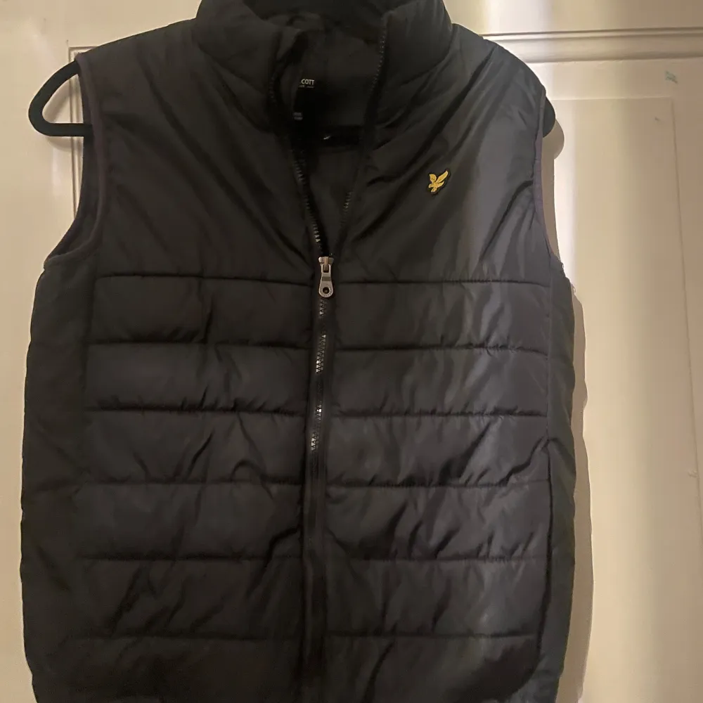 Säljer en svart dunväst från Lyle & Scott Junior i mycket bra skick. Perfekt för höst och vår. Passar både till vardags och lite finare tillfällen.. Jackor.