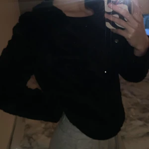Svart pälsjacka - Säljer en supermysig svart pälsjacka som är perfekt för kyliga dagar. Den är i bra skick och passar perfekt till både vardag och fest.