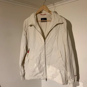 Vit Seglarjacka Peak Performance jacka  - Säljer denna sjukt snygga Peak Performance jackan⭐️ Jackan har inga defekter och är som ny🙌✅ Storleken är M och den sitter riktigt bra🙌🍁 Tveka inte på att höra av dig vid minsta fråga eller fundering🤝⭐️