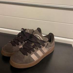 Säljer ett par snygga bruna Adidas sneakers som inte alls är använda mycket. Pris kan diskuteras vid snabb affär. Hör av er vid funderingar.