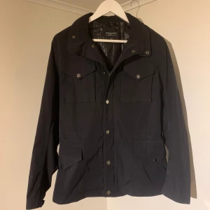 Fieldjacka Peak Performance  - Säljer denna sjukt snygga fieldjackan från Peak Performance⭐️ Jackan har inga defekter och är som ny🙌✅ Storleken är M och passformen är grym🙌🍁 Ny kostar denna cirka 3000kr. Tveka inte på att höra av dig vid minsta fråga eller fundering🤝⭐️