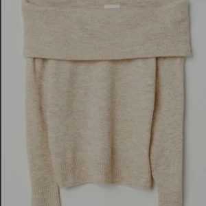 Beige offshoulder tröja - Säljer en superfin beige offshoulder tröja som är perfekt för både höst och vår. Den är stickad och har långa ärmar med ribbade muddar. Tröjan är i bra skick och passar perfekt för en mysig dag eller en avslappnad kväll. Perfekt att matcha med jeans eller kjol! 🫶🏻❤️ 