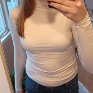 Vit polotröja  - Säljer en klassisk vit polotröja i mjukt bomullsmaterial. Sällan använd då den är lite genomskinlig! Ett måste i garderoben för både höst och vinter! 🩵