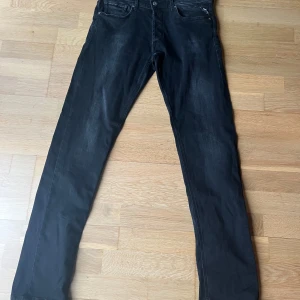 Replay jeans svart - Säljer ett par svarta Replay Grover jeans i mycket bra skick. De har en riktigt bra passform och har en väldigt snygg tvätt! Köpta för 1200kr och använda fåtal gånger. Tveka inte på skriva om du har funderingar!