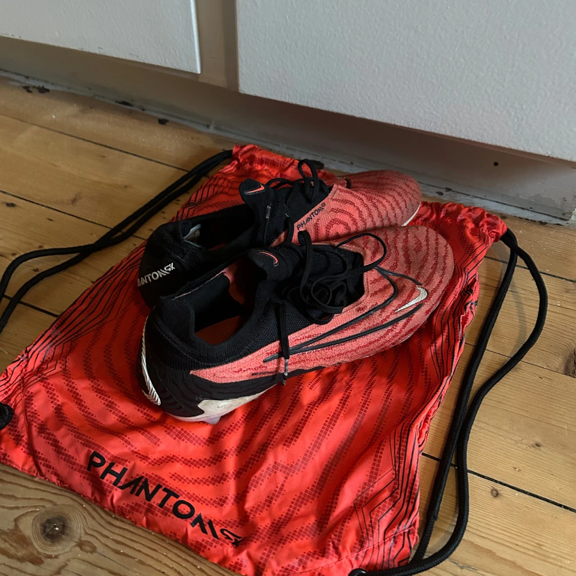 Röda fotbollsskor från Nike - 91