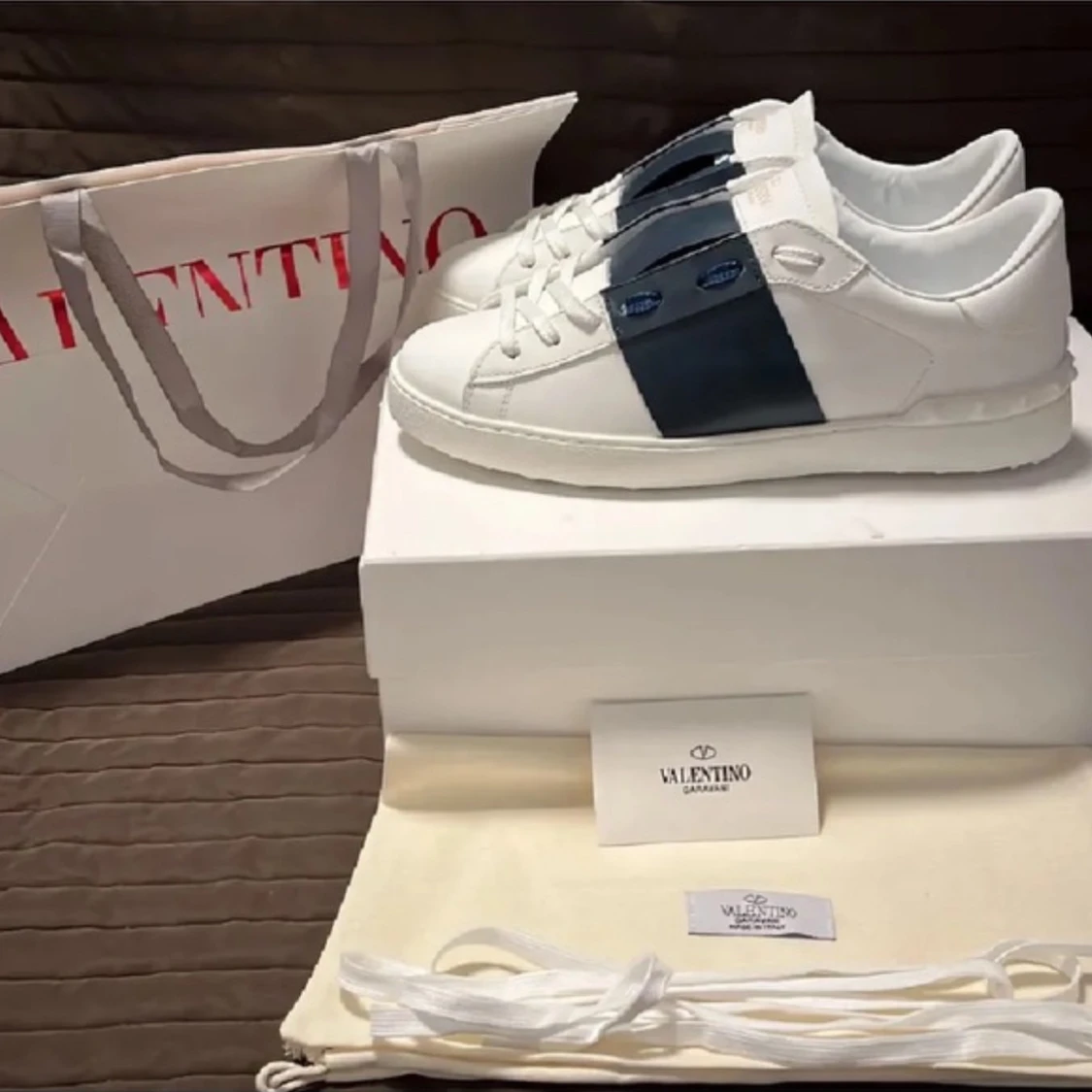 Valentino Garavani sneakers i vitt och blått