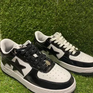 Säljer ett par snygga svartvita sneakers från BAPE. Skorna har en bra skick och är nästan till nya. Använda ungefär 4 gånger. Låda och alla detaljer finns. STORLEK 44.5/45