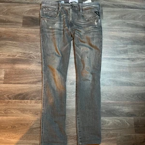 Replay jeans - Replay jeans i riktigt bra skick förutom ett hål mellan benen som dock inte syns vid användning! Pris kan diskuteras! Skriv vid frågor och funderingar😀