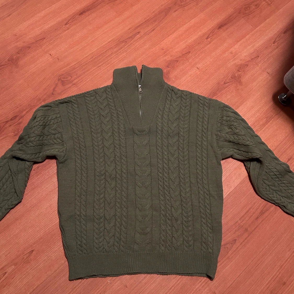 stickad tröja med dragkedja från Asos