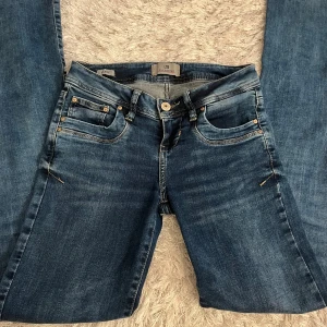 Ltb jeans - Snyggaste jeansen från Ltb i modellen valerie. Storlek 24/36 vilket motsvarar Xs ungefär. Passar nån som är 170cm eller längre!💕💕pris kan diskuteras vid snabb affär