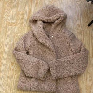 Beige teddyjacka med huva💕 - Super fin beige teddyjacka. Jackan är i jätte bra skick men tyvärr lite liten så används inte❤️❤️