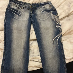 Lågmidjade y2k jeans - Säljer ett par as snygga lågmidjade jeans då dom tyvärr var för små för mig, de är tillsytt en extra knapp vid dragkedjan om midjan inte passar!