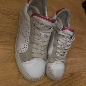 Vita sneakers från Zadig & Voltaire - Säljer ett par vita sneakers från Zadig & Voltaire i bra skick.