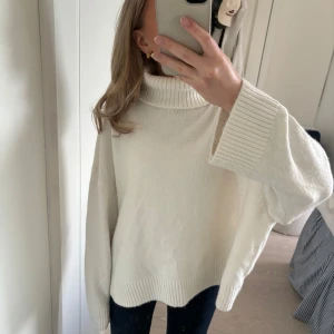 H&m polotröja  - Superfin och mysig polotröja från h&m💕 storlek xl men sitter snyggt oversized på mig som normalg har xs/s
