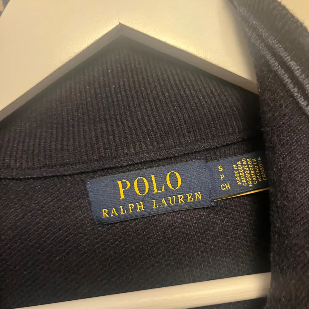 Säljer en stilren mörkblå väst från Polo Ralph Lauren i storlek S. Västen har en dragkedja framtill och är perfekt för lager-på-lager under höst och vår. Den är i mycket bra skick och har en liten broderad logga på bröstet. Passar både till vardags och fest. Sälja för 2000 på nätet så jag tycker detta är en väldigt bra deal :). Jackor.