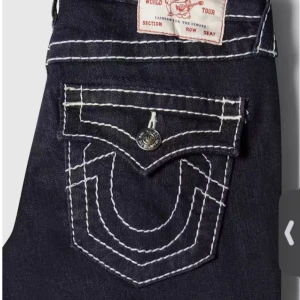 Mörkblå jeans från True Religion - SÖKER kan vara vilken färg som helst igentligen bara dom är utsvängda