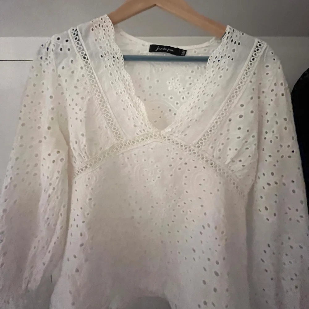 Säljer en superfin vit blus från Just Female. Den har v-ringning och snygga spetsdetaljer! Perfekt för vår, vinter och sommar! Blusen har långa ärmar och ett luftigt, bekvämt material. Köpte 645 kronor och säljer för 500 eftersom den inte säljs längre❤️skriv för fler bilder ifall du är intresserad!. Toppar.